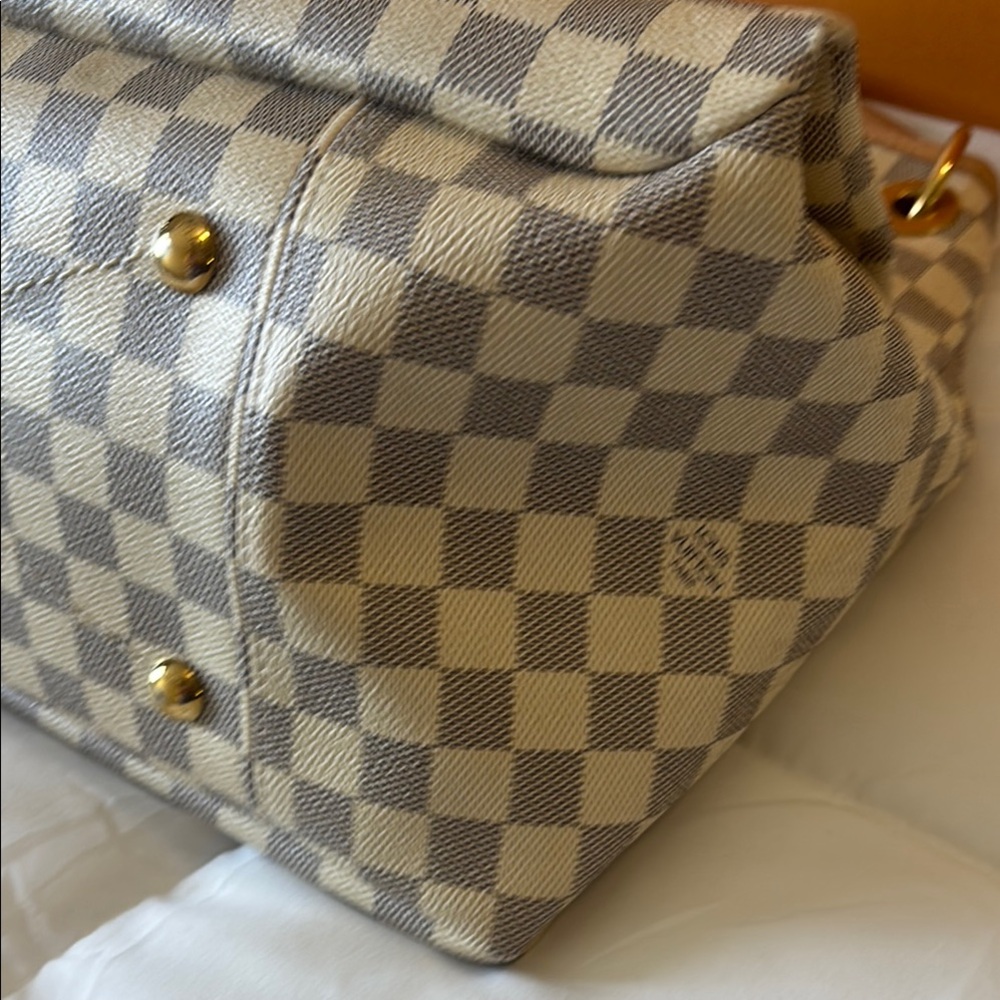 Louis Vuitton MM artsy in great condition handle has a small dent - Picture 10 of 15